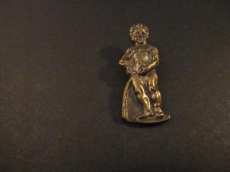 Manneken Pis  standbeeldje van een plassend jongetje in het centrum van Brussel ( koperkleurig